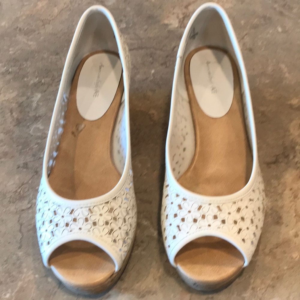 Girls size 4 White Wedge Open Toe Shoe